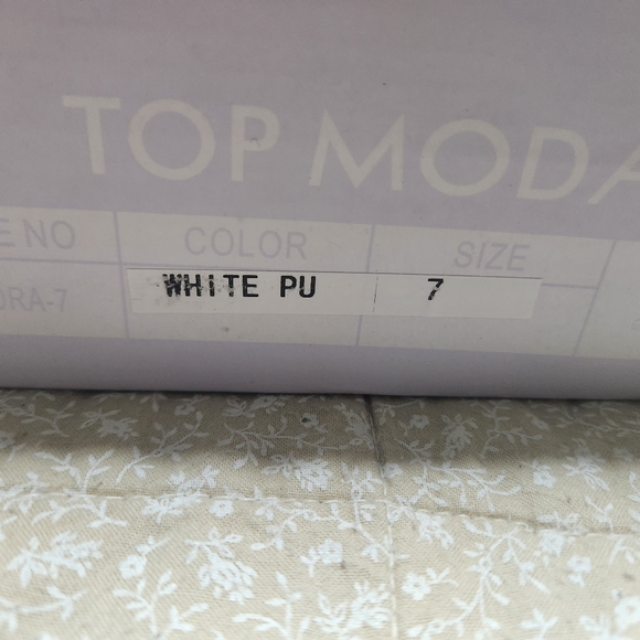 NEW IN BOX Heeled booties - Picture 3 of 5